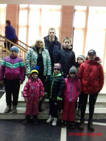 200 дітей пільгових категорій відвідали виставу “Хід конем” з нагоди Дня спільних дій в інтересах дітей