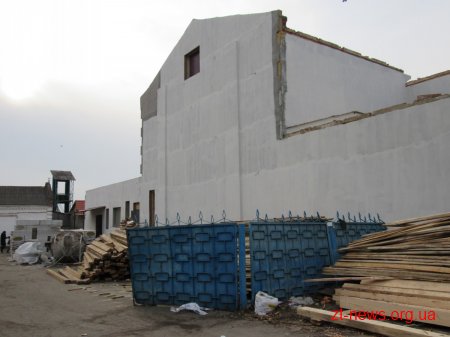 У Малині продовжується реконструкція районного будинку культури