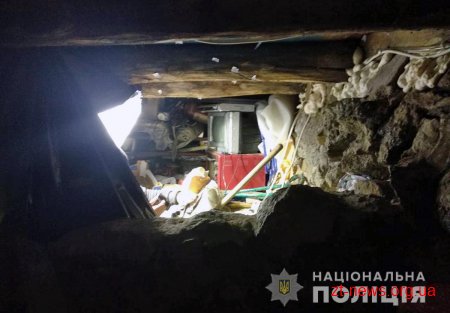 Чоловіка, який півроку переховувався від поліції знайшли в таємному сховку під будинком