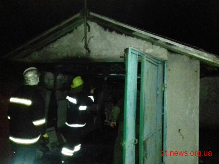 На Житомирщині через коротке замикання згорів автомобіль та гараж