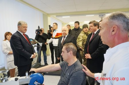 Президент України у Житомирі відвідав Центр вертебрології та реабілітації учасників ООС