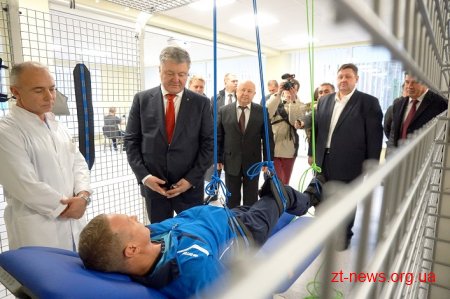 Президент України у Житомирі відвідав Центр вертебрології та реабілітації учасників ООС