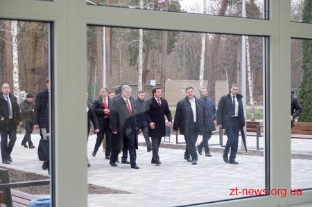 Президент України у Житомирі відвідав Центр вертебрології та реабілітації учасників ООС