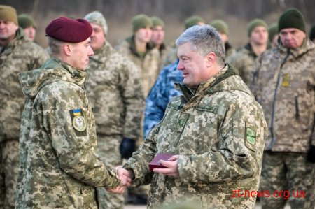 Президент України на Житомирщині вручив десантникам державні нагороди