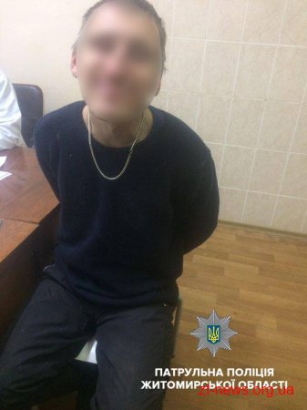 У Житомирі двоє чоловіків розбили вітрину магазину та викрали рюкзак та дві куртки
