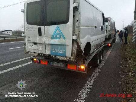 Патрульні на Житомирщині зупинили Renault, водій якого без документів перевозив кузови автомобілів
