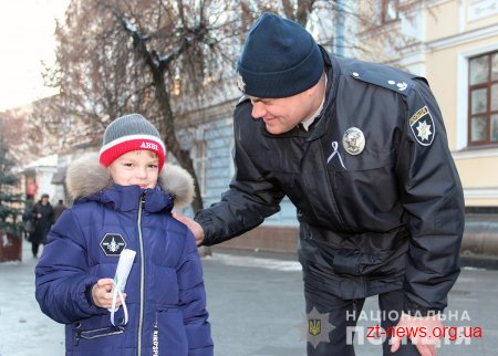 В центрі Житомира поліцейські та їх юні помічники провели акцію «Насильству – ні!»