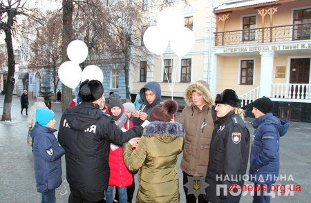 В центрі Житомира поліцейські та їх юні помічники провели акцію «Насильству – ні!»