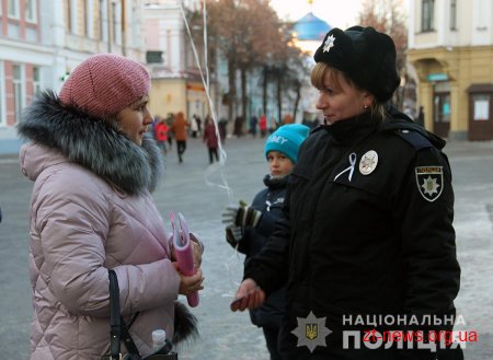 В центрі Житомира поліцейські та їх юні помічники провели акцію «Насильству – ні!»