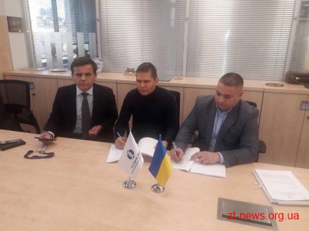 Договір позики на придбання нових тролейбусів для Житомира підписали керівник ТТУ та представник Європейського банку