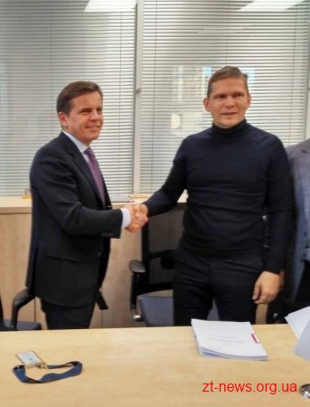 Договір позики на придбання нових тролейбусів для Житомира підписали керівник ТТУ та представник Європейського банку
