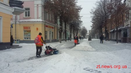 У Житомирі триває прибирання вулиць від снігу
