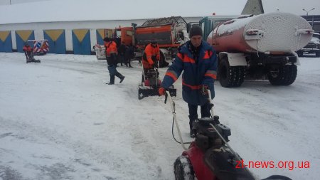 У Житомирі триває прибирання вулиць від снігу