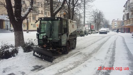 У Житомирі триває прибирання вулиць від снігу
