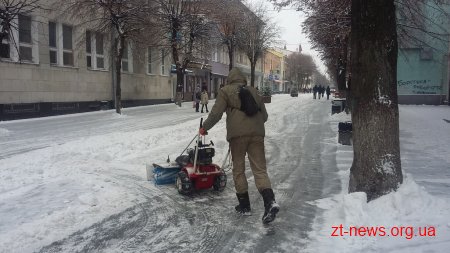 У Житомирі триває прибирання вулиць від снігу