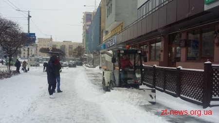У Житомирі триває прибирання вулиць від снігу