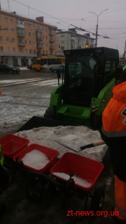 У Житомирі триває прибирання вулиць від снігу
