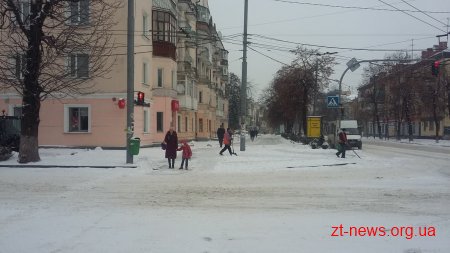 У Житомирі триває прибирання вулиць від снігу