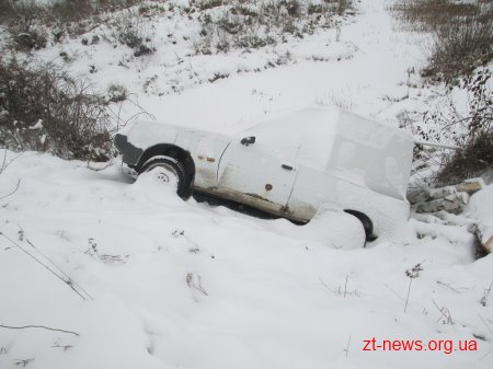 На Житомирщині через ожеледицю автомобіль потрапив у кювет