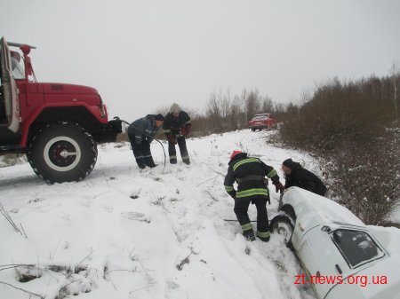 На Житомирщині через ожеледицю автомобіль потрапив у кювет