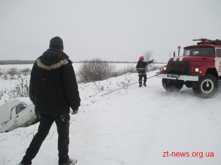 На Житомирщині через ожеледицю автомобіль потрапив у кювет
