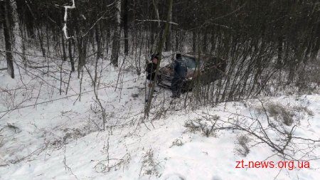У Житомирській області рятувальники вилучили з кювету легковий автомобіль