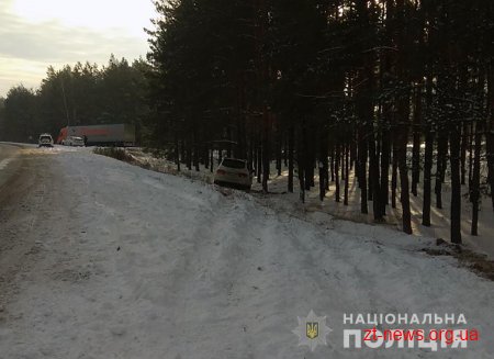 На Малинщині автомобіль не втримався на дорозі та потрапив у кювет