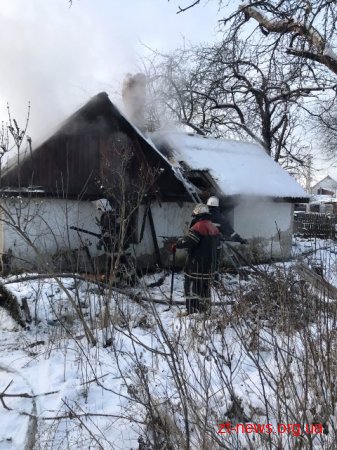 Безхатченко гріючись у сараї мало не спалив сусідні будинки