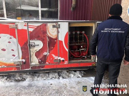 У Житомирі поліцейські викрили незаконну АЗС, пальне до якої постачали з незаконної врізки у газопровід