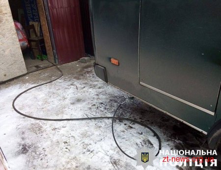 У Житомирі поліцейські викрили незаконну АЗС, пальне до якої постачали з незаконної врізки у газопровід