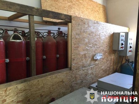 У Житомирі поліцейські викрили незаконну АЗС, пальне до якої постачали з незаконної врізки у газопровід