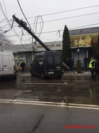 У Житомирі опора контактної мережі впала на автомобіль