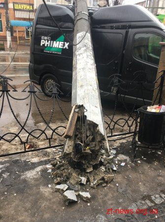 У Житомирі опора контактної мережі впала на автомобіль