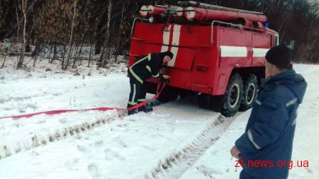 За добу рятувальники області вилучили зі снігових заметів мікроавтобус та вантажівку