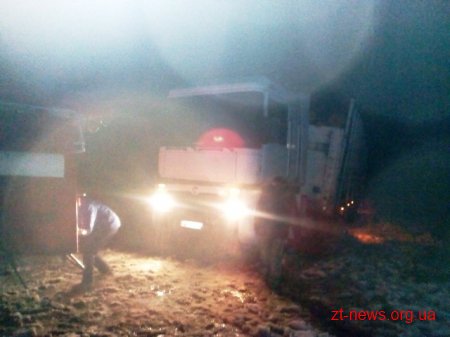 За добу рятувальники області вилучили зі снігових заметів мікроавтобус та вантажівку