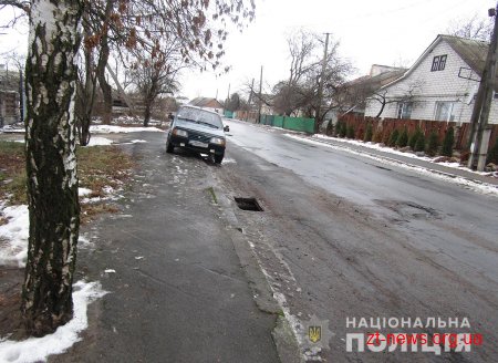 Поліцейські затримали жителя Новограда-Волинського за крадіжки каналізаційних решіток з автошляхів