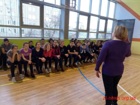 Змагання з футболу, семінари та навчальні заняття із самооборони проводять в рамках гранту від ОДА