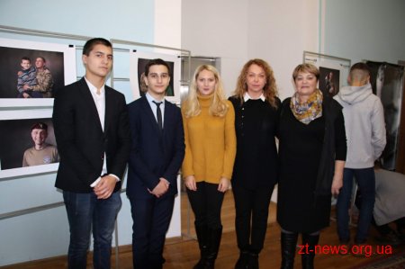 У міській раді триває фотовиставка «На захисті найдорожчого. Заради майбутнього»