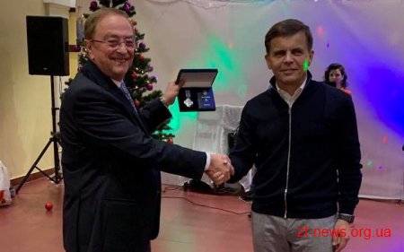 Сергій Сухомлин вручив відзнаку «За заслуги перед містом» меценату, який подарував Житомиру фонтан