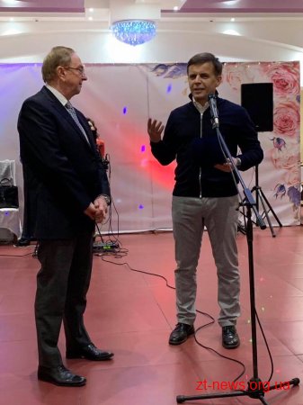 Сергій Сухомлин вручив відзнаку «За заслуги перед містом» меценату, який подарував Житомиру фонтан