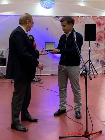 Сергій Сухомлин вручив відзнаку «За заслуги перед містом» меценату, який подарував Житомиру фонтан