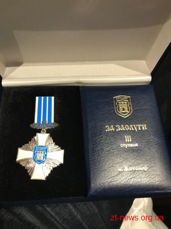 Сергій Сухомлин вручив відзнаку «За заслуги перед містом» меценату, який подарував Житомиру фонтан