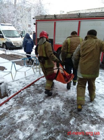 Під час гасіння пожежі в квартирі багатоповерхівки рятувальники знайшли непритомними мати та дитину