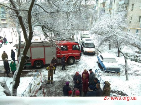 Під час гасіння пожежі в квартирі багатоповерхівки рятувальники знайшли непритомними мати та дитину