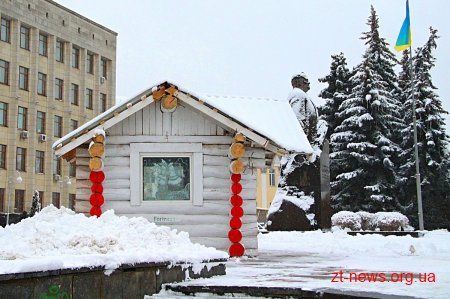 На майдані Корольова встановили будиночок Святого Миколая, який запрацює 19 грудня