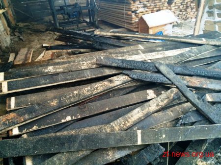 Дві пожежні машини гасили загорання в сушарці для пиломатеріалів у Романові