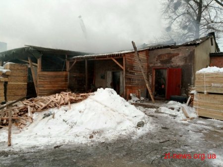 Дві пожежні машини гасили загорання в сушарці для пиломатеріалів у Романові