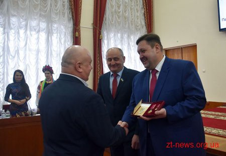 Передноворічна сесія обласної ради розпочалася із нагородження жителів області нагородами