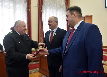 Передноворічна сесія обласної ради розпочалася із нагородження жителів області нагородами