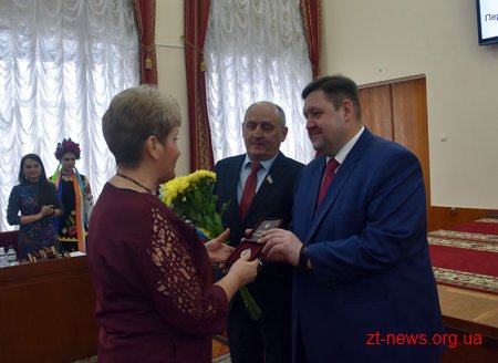 Передноворічна сесія обласної ради розпочалася із нагородження жителів області нагородами